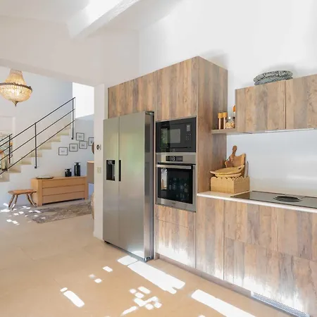 Villa A C - 8bdr 17p - Swimming Pool *