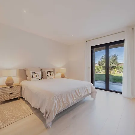 A C - 8bdr 17p - Swimming Pool *