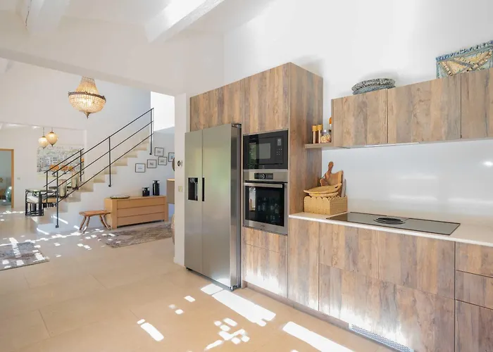 Villa A C - 8bdr 17p - Swimming Pool *