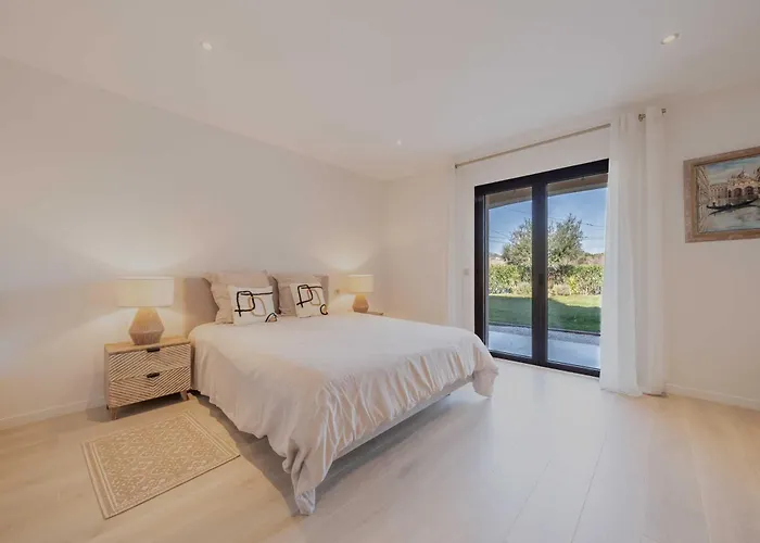 A C - 8bdr 17p - Swimming Pool *