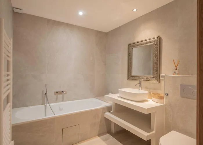 A C - 8bdr 17p - Swimming Pool Villa