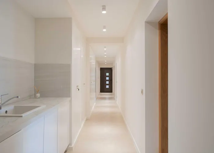 Villa A C - 8bdr 17p - Swimming Pool *