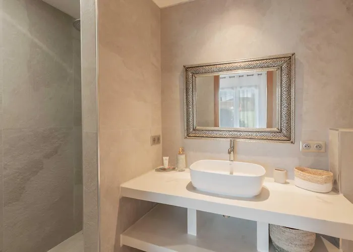 Villa A C - 8bdr 17p - Swimming Pool *