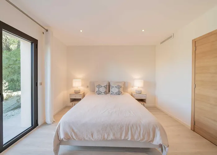 A C - 8bdr 17p - Swimming Pool *