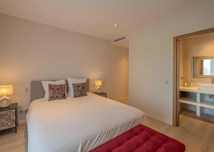 Villa A C - 8bdr 17p - Swimming Pool *