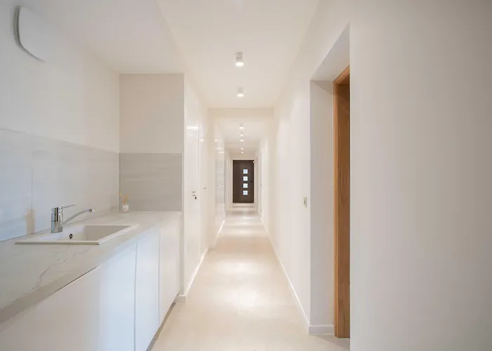 Villa A C - 8bdr 17p - Swimming Pool